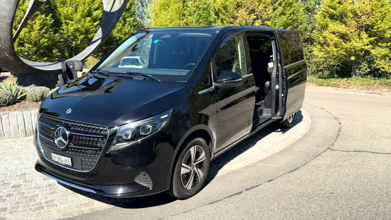 Schwarze Mercedes V-Klasse von vorne und von der Seite mit geöffneter Schiebetür